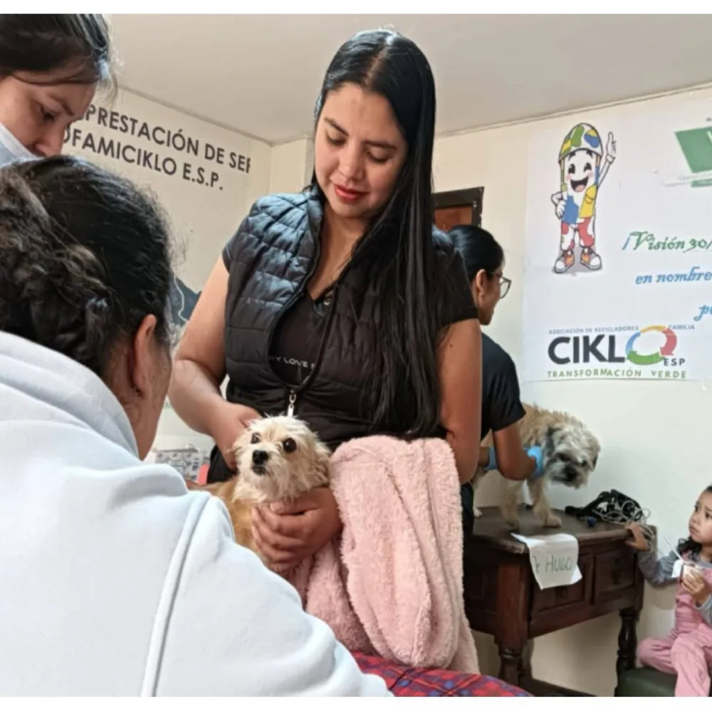 Reciclador en el centro de acopio de Familia Ciklo